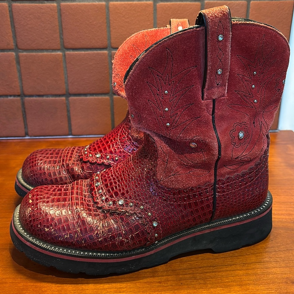 Ariat Fat Baby cowboy western boots for women in red. Size 9. With rhinestones.